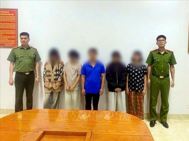Công an xã Quản Bạ kịp thời ngăn chặn và đưa 4 cháu gái sinh năm 2012 trở về gia đình an toàn. Ảnh: TTXVN phát
