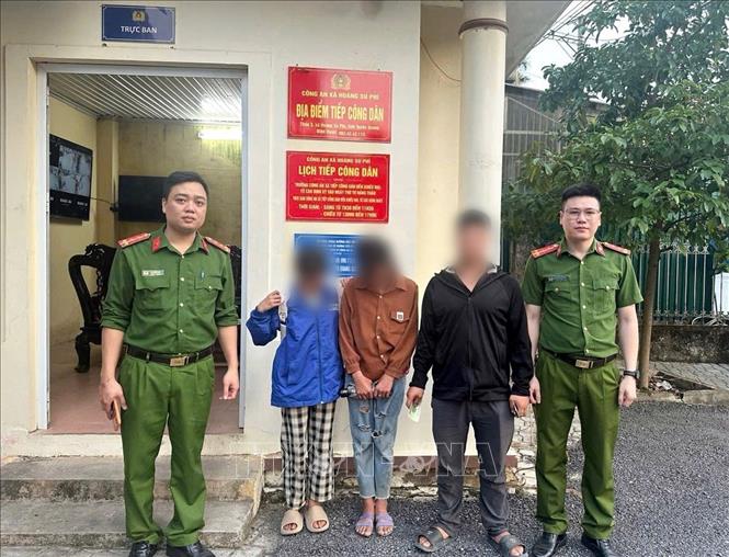 Công an xã Hoàng Su Phì kịp thời ngăn chặn và đưa hai cháu N.T.Đ. (sinh năm 2013) và N.T.C. (sinh năm 2014) trở về nhà an toàn. Ảnh: TTXVN phát