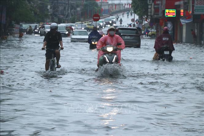 Khu vực chân cầu Niệm, phường An Biên ngập sâu trong nước. Ảnh: Hoàng Ngọc – TTXVN 