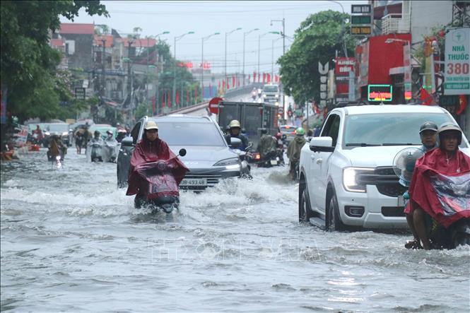 Khu vực chân cầu Niệm, phường An Biên ngập sâu trong nước. Ảnh: Hoàng Ngọc – TTXVN 