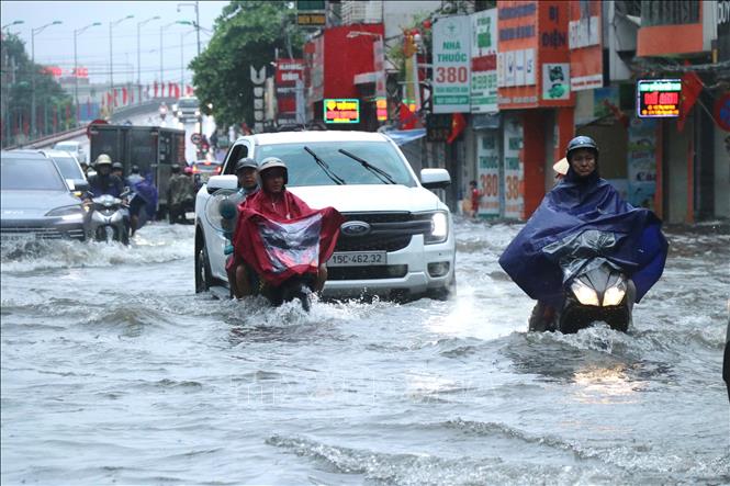 Khu vực chân cầu Niệm, phường An Biên ngập sâu trong nước. Ảnh: Hoàng Ngọc – TTXVN 
