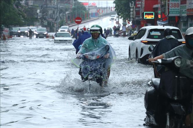 Khu vực chân cầu Niệm, phường An Biên ngập sâu trong nước. Ảnh: Hoàng Ngọc – TTXVN 