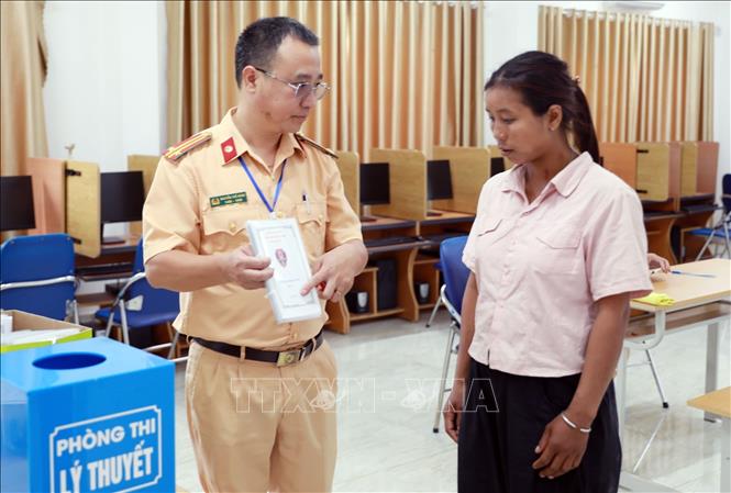 Thí sinh bốc thăm đề thi phần lý thuyết bằng hình thức thi vấn đáp (hỏi – và trả lời trực tiếp) thay vì làm bài thi trên máy. Ảnh: Quý Trung – TTXVN
