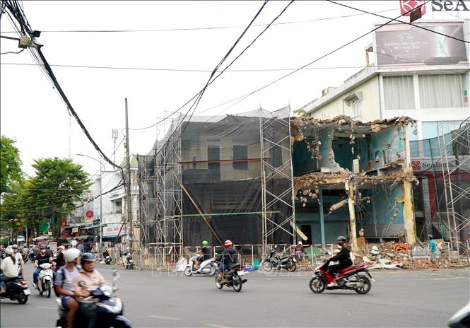 Ngôi nhà số 113, đường Phan Châu Trinh đã xuống cấp nghiêm trọng, không đáp ứng nhu cầu khai thác và đảm bảo mỹ quan đô thị đang được phá dỡ. Ảnh: Lê Phước Ngọc - TTXVN