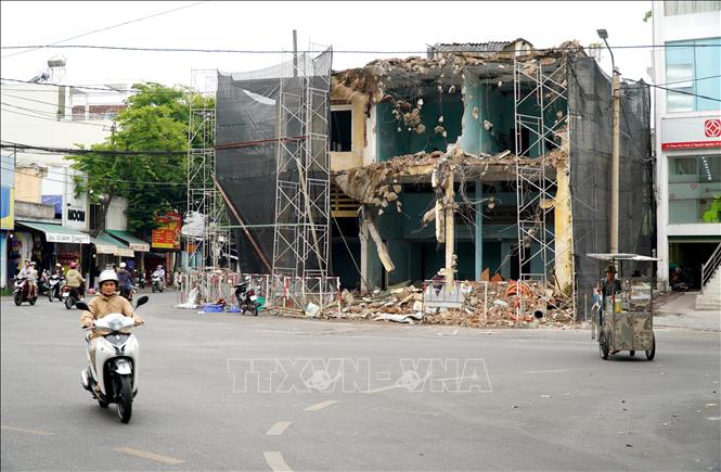 Ngôi nhà số 113, đường Phan Châu Trinh đã xuống cấp nghiêm trọng, không đáp ứng nhu cầu khai thác và đảm bảo mỹ quan đô thị đang được phá dỡ. Ảnh: Lê Phước Ngọc - TTXVN