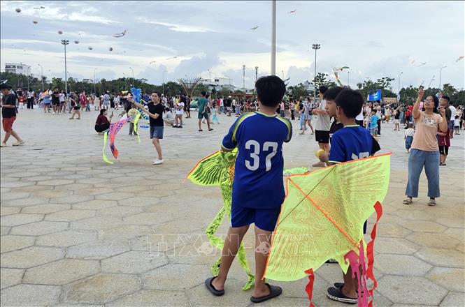 Hàng ngàn cánh diều lung linh dưới ánh chiều Cà Mau trong tuần lễ thả diều. Ảnh: Trung Hiếu - TTXVN