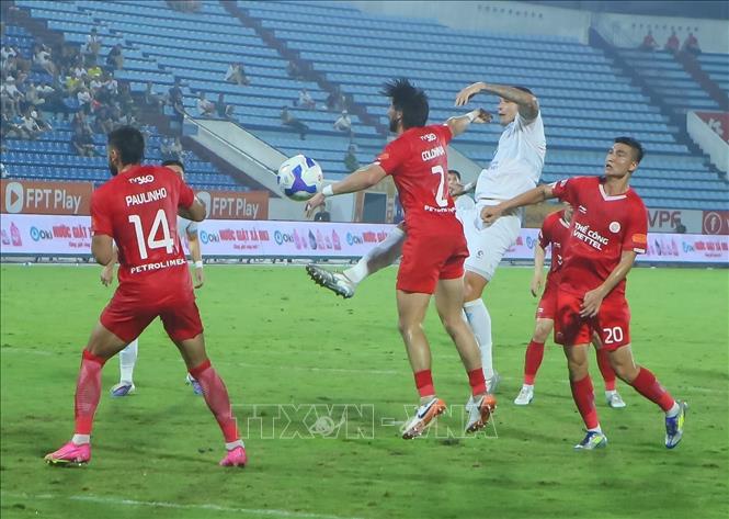 Pha dứt điểm của cầu thủ Thép Xanh Nam Định trong vòng cấm địa CLB Thể Công Viettel. Ảnh: Công Luật - TTXVN
