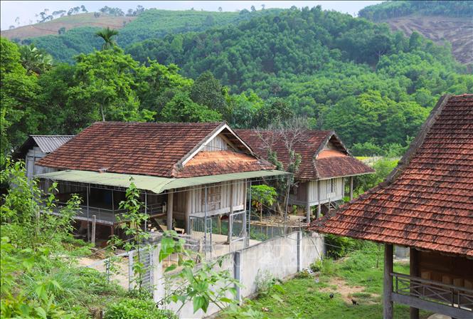 Quần thể nhà sàn có kiến trúc cổ nằm san sát nhau dưới chân đồi trong thung lũng. Ảnh: Xuân Tiến - TTXVN 