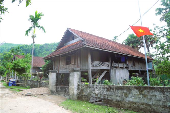 Kiến trúc đặc trưng của nhà sàn ngoài phục vụ nhu cầu sinh hoạt mà còn bảo vệ con người khỏi những hiểm họa từ tự nhiên như môi trường ẩm thấp, thú dữ, sạt lở đất đá, nước lũ dâng cao… Ảnh: Xuân Tiến - TTXVN 

