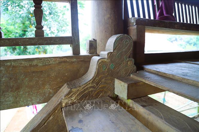 Đầu rồng nơi cầu thang lên, xuống của ngôi nhà sàn cổ của đồng bào Thái ở xã Bình Chuẩn (tỉnh Nghệ An) luôn hướng lên trên, mang ý nghĩa bay lên, gửi gắm kinh tế gia chủ luôn tiến tới, no đủ. Ảnh: Xuân Tiến - TTXVN 
