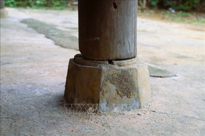 Để tránh tiếp xúc trực tiếp với nền đất dưới nhà sàn, tránh ẩm mốc, mối mọt, hệ thống cột nhà là những thân gõ tròn được kê trên những tảng đá xanh được tạo tác thành khối bát giác hoặc lục lăng. Ảnh: Xuân Tiến - TTXVN 

