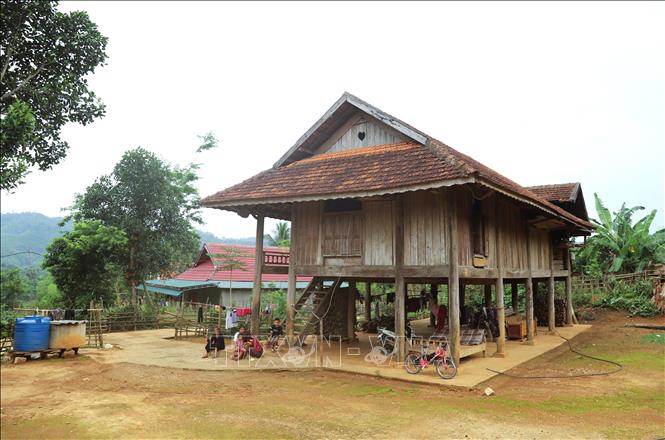 Kết cấu nhà sàn có sự phân chia không gian rõ ràng: gầm sàn dùng để cất giữ nông cụ, vật dụng, củi đun… Còn phía không gian tầng 2  là nơi sinh hoạt chính của gia đình. Ảnh: Xuân Tiến - TTXVN 