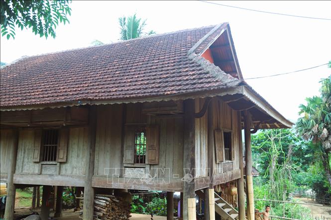 Cộng đồng người Thái ở thung lũng Bình Chuẩn tin rằng con số lẻ mang lại may mắn, vì vậy, cấu trúc nhà thường có 3 gian 2 chái hoặc 5 gian 2 chái, tổng số cửa sổ và cửa chính cũng là số lẻ. Ảnh: Xuân Tiến - TTXVN 
