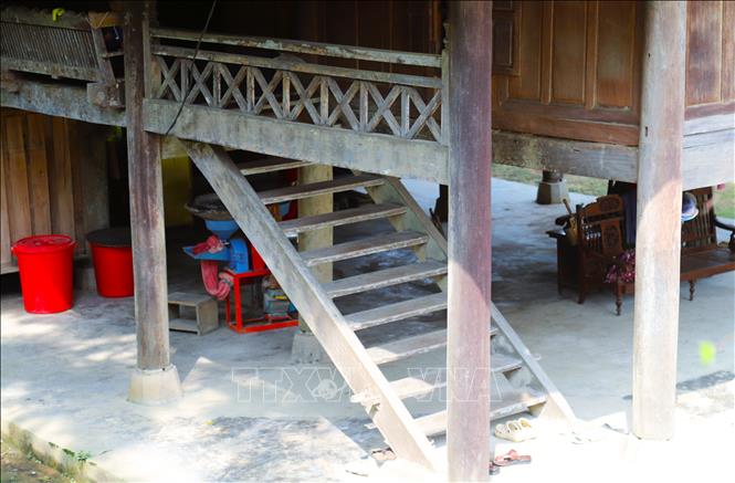 Trong khi ngôi nhà sàn của đồng bào Thái thuộc 2 ngành Thái đen, Thái trắng ở Tây Bắc luôn có 2 cầu thang ở hai đầu nhà, gồm “tang chan” dành cho phụ nữ và “tang quản” dành cho nam giới thì nhà sàn của người Thái, ngành Thái thanh ở Bình chuẩn chỉ có duy nhất 1 cầu thang dùng chung để lên xuống. Ảnh: Xuân Tiến - TTXVN 