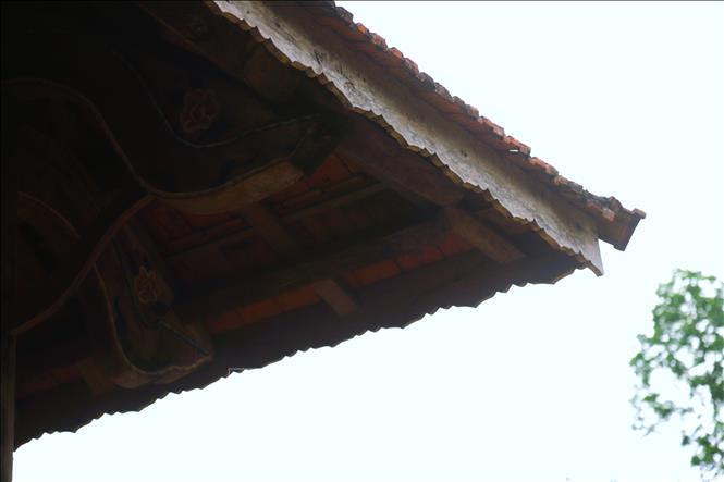 Bộ phận “dui” chắn mái quanh mái nhà sàn được tạo họa tiết hình răng cưa. Ảnh: Xuân Tiến - TTTXVN 
