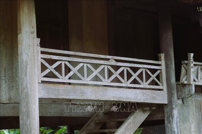 Họa tiết hoa văn trang trí trên lan can gần cầu thang lên xuống của ngôi nhà sàn tạo điểm nhấn cho không gian tầng 2 của ngôi nhà sàn của đồng bào Thái trong thung lũng Bình Chuẩn. Ảnh: Xuân Tiến - TTXVN 