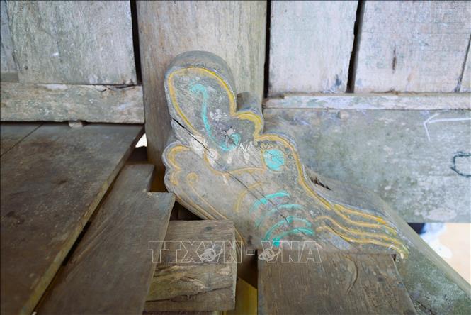 Hình khối, họa tiết và màu sắc trang trí hình đầu rồng trên cầu thang lên xuống của ngôi nhà sàn vẫn còn rõ nét dù đã trải qua hàng chục năm. Ảnh: Xuân Tiến - TTXVN 