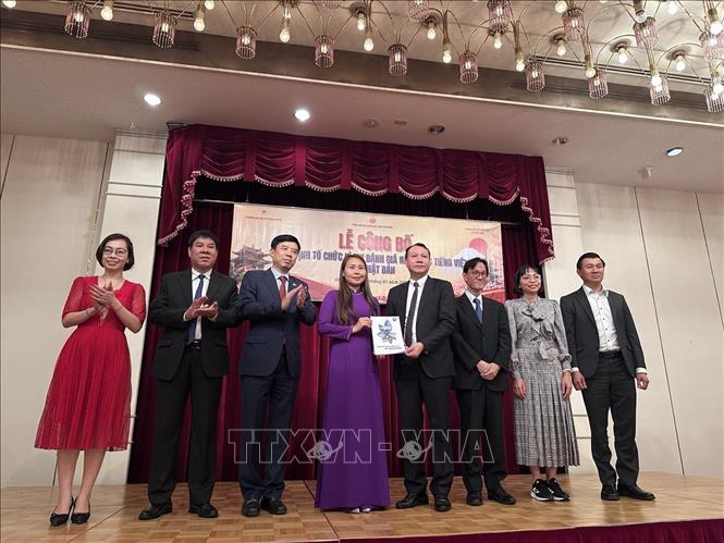 PGS, TS Nguyễn Đức Sơn, Hiệu trưởng Trường Đại học Sư phạm Hà Nội, trao cho đại diện Trung tâm Việt Nam học tại Nhật Bản, quyết định thành lập Hội đồng thi năng lực tiếng Việt tại Nhật Bản. Ảnh: Nguyễn Tuyến – Pv TTXVN tại Nhật Bản