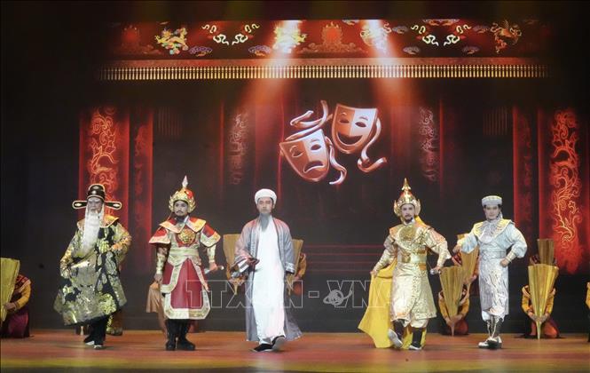Tiết mục biểu diễn các trích đoạn cải lương kinh điển tại lễ khai mạc. Ảnh: Hữu Duyên - TTXVN