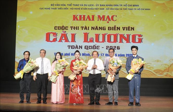 Ban tổ chức tặng hoa cho các thành viên Hội đồng Giám khảo cuộc thi. Ảnh: Hữu Duyên - TTXVN