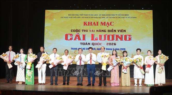 Ban tổ chức tặng hoa chúc mừng các đơn vị có thí sinh tham gia cuộc thi. Ảnh: Hữu Duyên - TTXVN