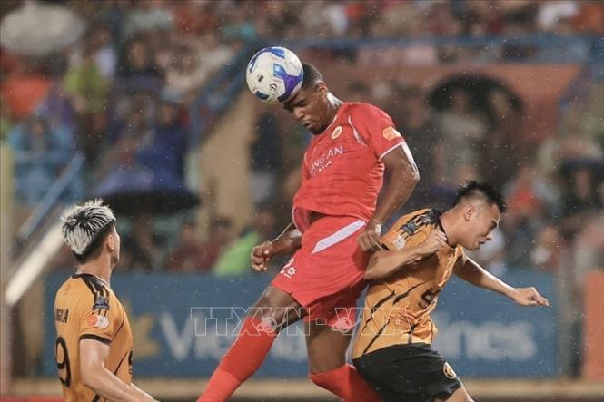Pha bật cao đánh đầu của tiền đạo Alan (số 72, CAHN). Ảnh: Minh Quyết - TTXVN