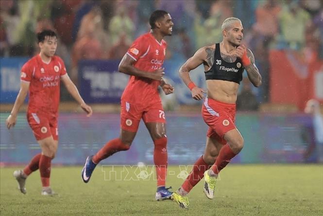 Cầu thủ Alves (số 30) ghi bàn thắng ấn định chiến thắng 2-0 cho CAHN. Ảnh: Minh Quyết - TTXVN