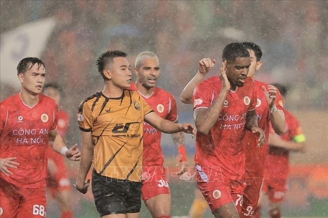 Cầu thủ Alan (số 72) ghi bàn thắng mở tỷ số cho CAHN. Ảnh: Minh Quyết - TTXVN