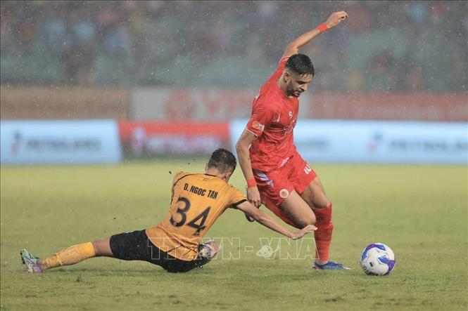 Pha qua người của tiền đạo Artur (số 10, CAHN). Ảnh: Minh Quyết - TTXVN
