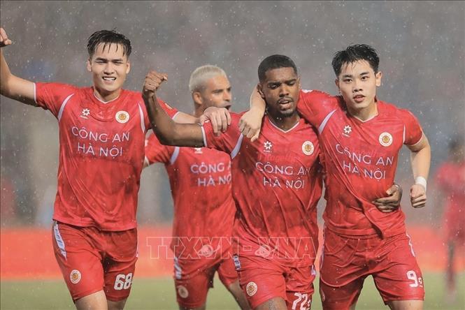 Cầu thủ Alan (số 72) ghi bàn thắng mở tỷ số cho CAHN. Ảnh: Minh Quyết - TTXVN