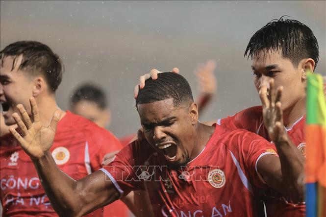 Cầu thủ Alan (số 72) ghi bàn thắng mở tỷ số cho CAHN. Ảnh: Minh Quyết - TTXVN