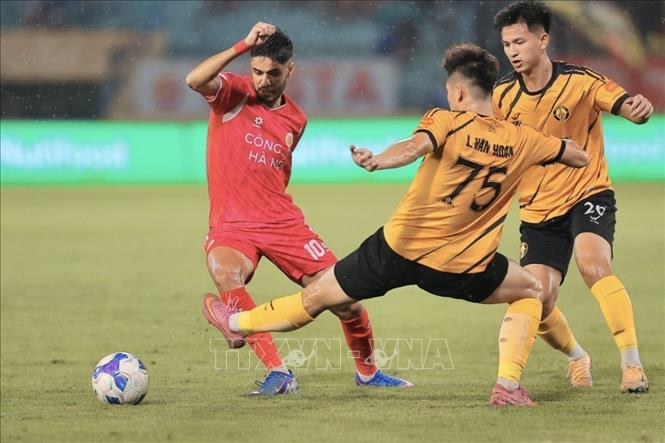 Pha đi bóng khéo léo của cầu thủ Artur (số 10, CAHN). Ảnh: Minh Quyết - TTXVN