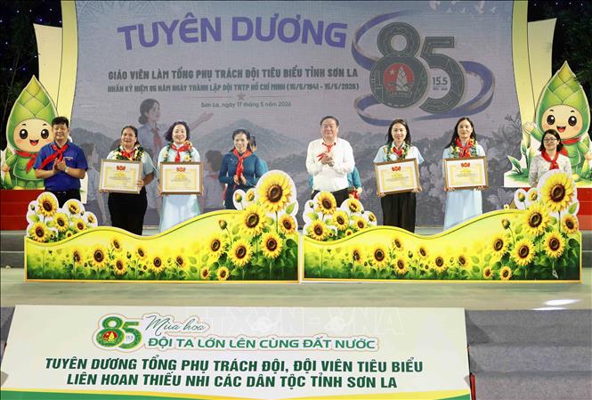 Tuyên dương giáo viên Tổng phụ trách Đội tiêu biểu tại chương trình. Ảnh: Quang Quyết - TTXVN