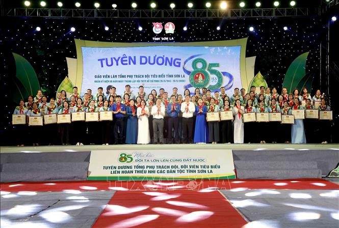 Tuyên dương 75 giáo viên Tổng phụ trách Đội tiêu biểu tại chương trình. Ảnh: Quang Quyết - TTXVN