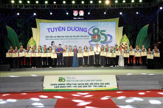 Tuyên dương giáo viên Tổng phụ trách Đội tiêu biểu tại chương trình. Ảnh: Quang Quyết - TTXVN