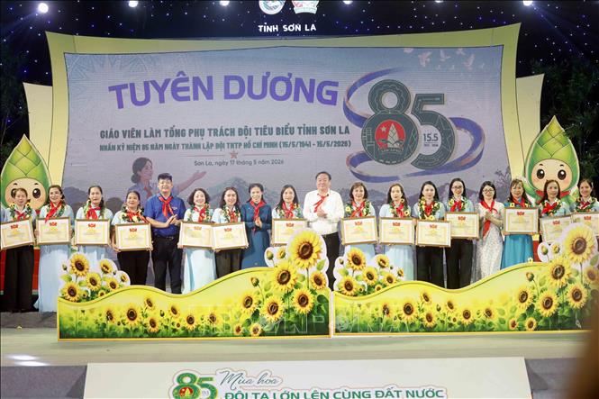 Tuyên dương giáo viên Tổng phụ trách Đội tiêu biểu tại chương trình. Ảnh: Quang Quyết - TTXVN