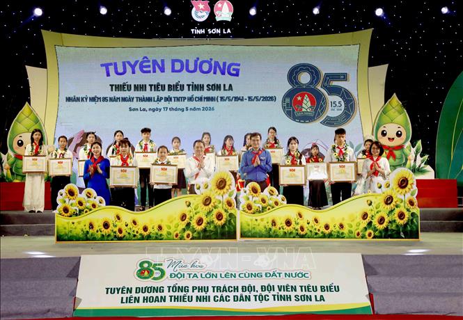 Tuyên dương Đội viên tiêu biểu tại chương trình. Ảnh: Quang Quyết - TTXVN