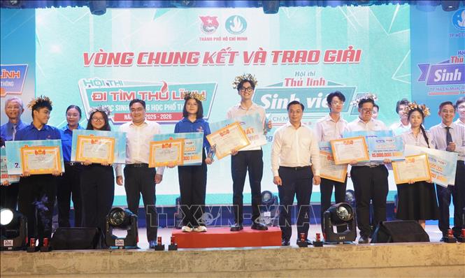 Các thí sinh đoạt giải thưởng tại Hội thi “Đi tìm thủ lĩnh học sinh Trung học phổ thông” năm học 2025 - 2026 và Hội thi “Thủ lĩnh sinh viên Thành phố Hồ Chí Minh” lần thứ 8.  năm 2026. Ảnh: Trung Tuyến – TTXVN