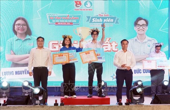 Ban tổ chức trao giải nhất cho hai thí sinh Lương Nguyễn Hiền Trinh đoạt danh hiệu “Thủ lĩnh học sinh Trung học phổ thông” năm học 2025 - 2026 và Hà Đức Cường đoạt danh hiệu “Thủ lĩnh sinh viên Thành phố Hồ Chí Minh” lần thứ 8 - năm 2026. Ảnh: Trung Tuyến – TTXVN