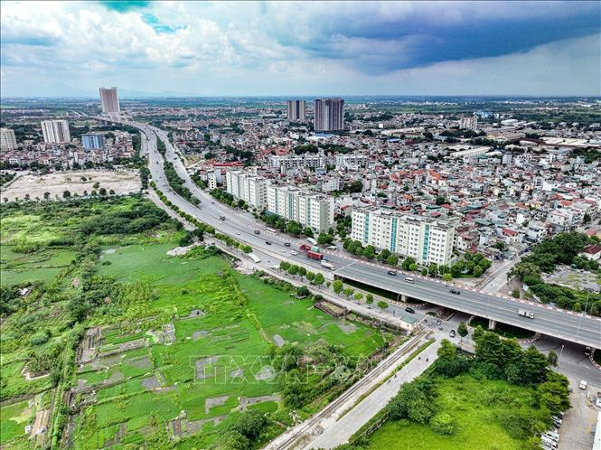 Khu nhà tái định cư Thượng Thanh, phường Việt Hưng (đường Lý Sơn, Hà Nội) nằm dọc tuyến Vành đai 2, gần nút giao Ngô Gia Tự - Nguyễn Văn Cừ, được đề xuất bố trí cho các hộ dân di dời phục vụ xây dựng cầu Tứ Liên và cầu Trần Hưng Đạo. Ảnh: Trung Nguyên - TTXVN