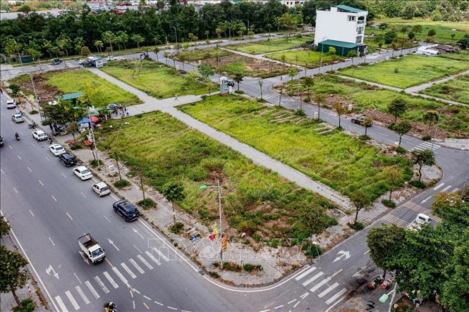 Khu tái định cư tại xã Thư Lâm (Hà Nội) được quy hoạch đồng bộ với hệ thống đường giao thông, vỉa hè và hạ tầng kỹ thuật phục vụ bố trí tái định cư cho các hộ dân thuộc diện di dời thực hiện các dự án cầu vượt sông Hồng. Ảnh: Trung Nguyên - TTXVN