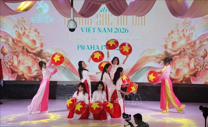 Tiết mục trình diễn áo dài với nón lá tại sự kiện. Ảnh: Việt Thắng - PV TTXVN tại Séc