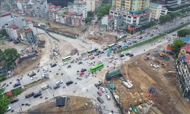 Nút giao ngã tư Nguyễn Chí Thanh - La Thành trong buổi sáng đầu tiên thực hiện phân luồng phục vụ thi công đường Vành đai 1, đoạn Hoàng Cầu - Voi Phục. Ảnh: Quốc Khánh - TTXVN
