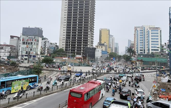 Nút giao Giảng Võ - La Thành, nơi đang xây dựng cầu vượt số 2 trong buổi sáng ngày đầu tiên thực hiện phân luồng phục vụ thi công đường Vành đai 1, đoạn Hoàng Cầu - Voi Phục. Ảnh: Quốc Khánh - TTXVN