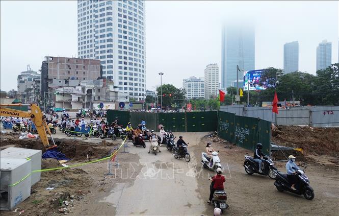 Các phương tiện di chuyển vào phố Nguyên Hồng tránh đoạn đang thi đường Vành đai 1, đoạn Hoàng Cầu - Voi Phục. Ảnh: Quốc Khánh - TTXVN