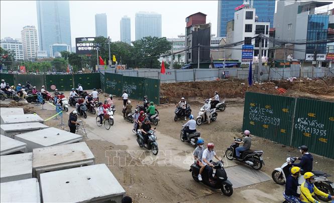 Các phương tiện di chuyển vào phố Nguyên Hồng tránh đoạn đang thi công đường Vành đai 1, đoạn Hoàng Cầu - Voi Phục. Ảnh: Quốc Khánh - TTXVN