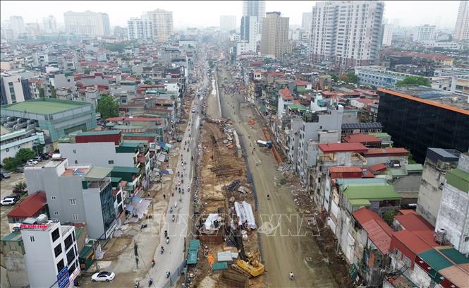 Chủ đầu tư và các nhà thầu đẩy nhanh tiến độ thi công xây dựng đường Vành đai 1, đoạn Hoàng Cầu - Voi Phục để đưa vào sử dụng cuối năm nay. Ảnh: Quốc Khánh - TTXVN