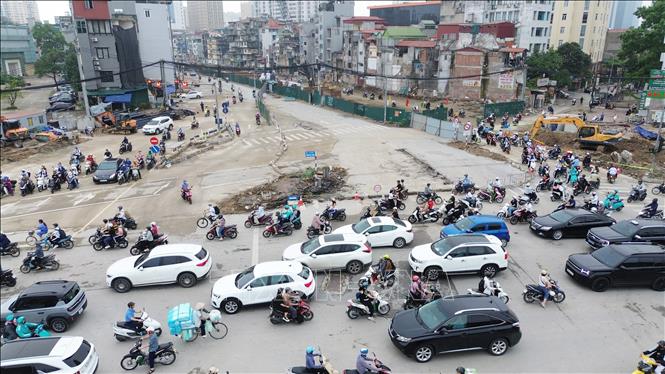 Giao thông tại khu vực nút giao La Thành - Nguyễn Chí Thanh trong ngày đầu phân luồng phục vụ thi công hạng mục cầu vượt thuộc dự án xây dựng đường Vành đai 1, đoạn Hoàng Cầu - Voi Phục. Ảnh: Quốc Khánh - TTXVN