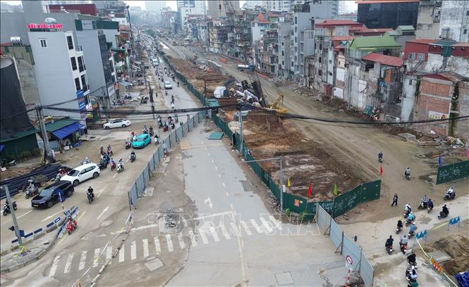 Các phương tiện di chuyển từ phía Hoàng Cầu qua đường La Thành đến ngã tư Nguyễn Chí Thanh sẽ phải rẽ phải, không được di chuyển thẳng tiếp như trước đây. Ảnh: Quốc Khánh - TTXVN