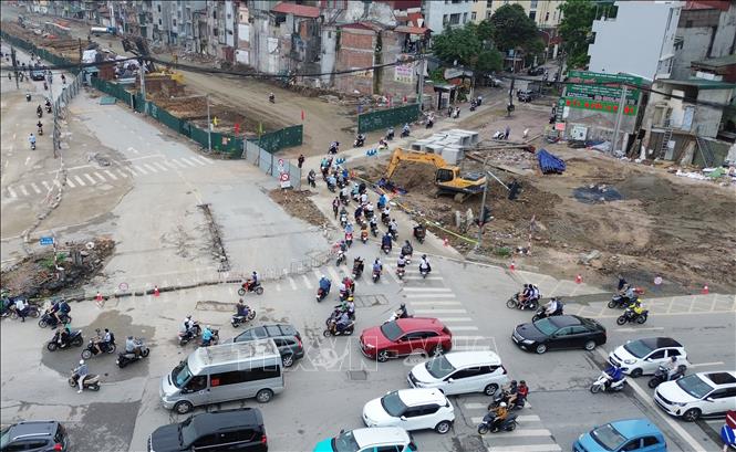 Ngày đầu phân luồng các phương tiện đi theo biển chỉ dẫn và còn nhiều bất ngờ. Ảnh: Quốc Khánh - TTXVN